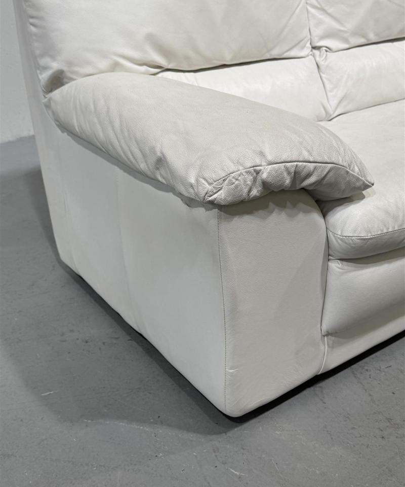Natuzzi 2 istuttava nahkasohva valkoinen