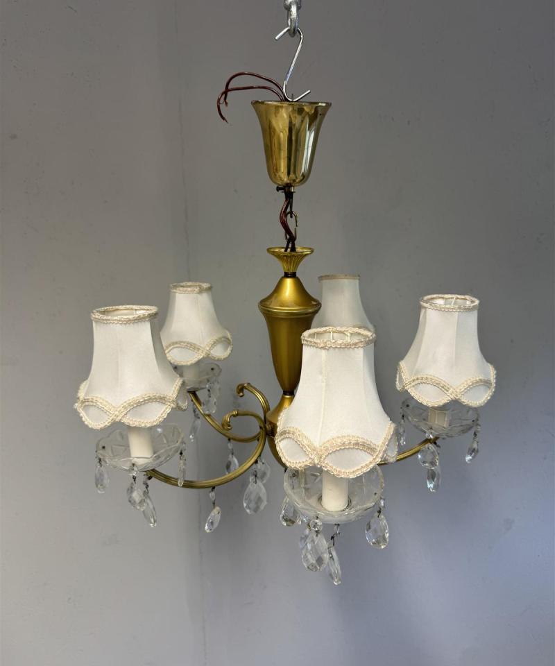 Kattokruunu kristallikoristeilla