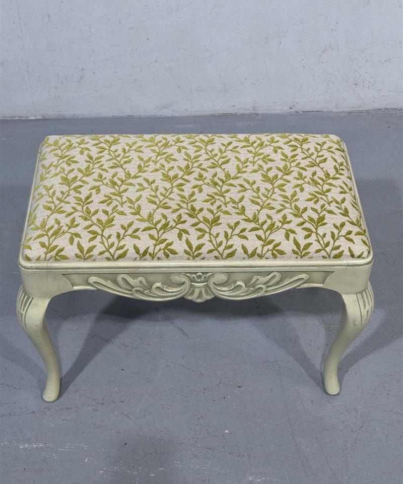 Jakkara koristeellisella kankaalla