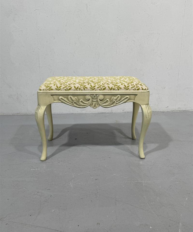 Jakkara koristeellisella kankaalla