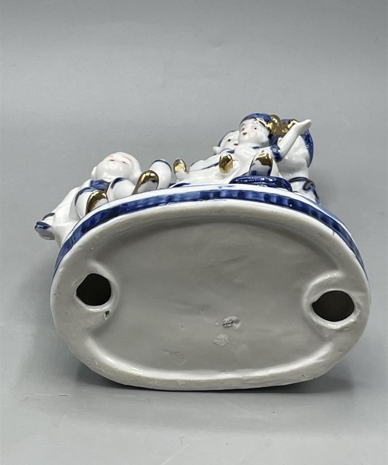 Rokokoo ”Äiti ja lapset” posliini figuuri