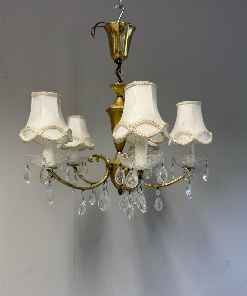 Kattokruunu kristallikoristeilla