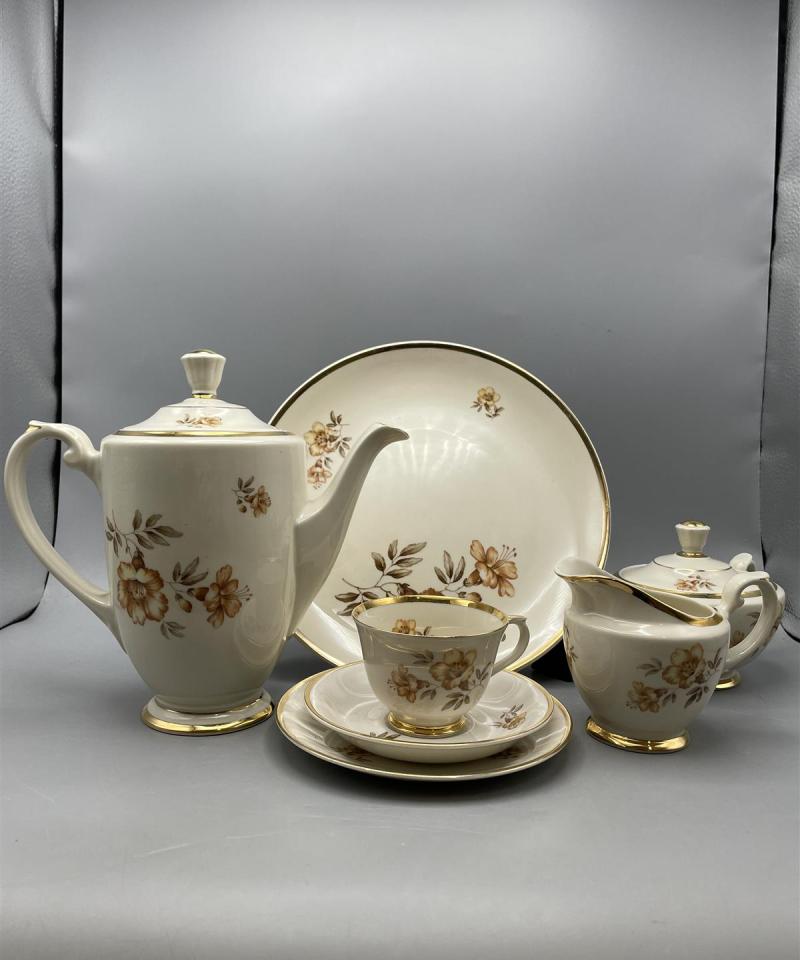 Arabia Myrna kahviastiasto 42-osaa, Olga Osol