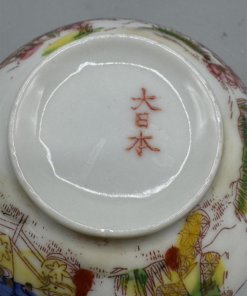 Japanilaiset teekupit ja lautaset