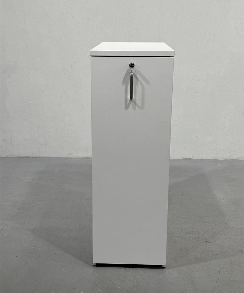 Siso sivukaappi oikealle, avaimella