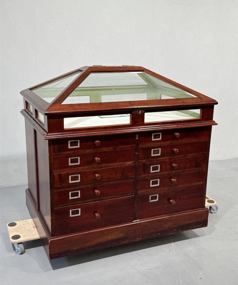 Vintage kaksipuolinen vitriini lipasto