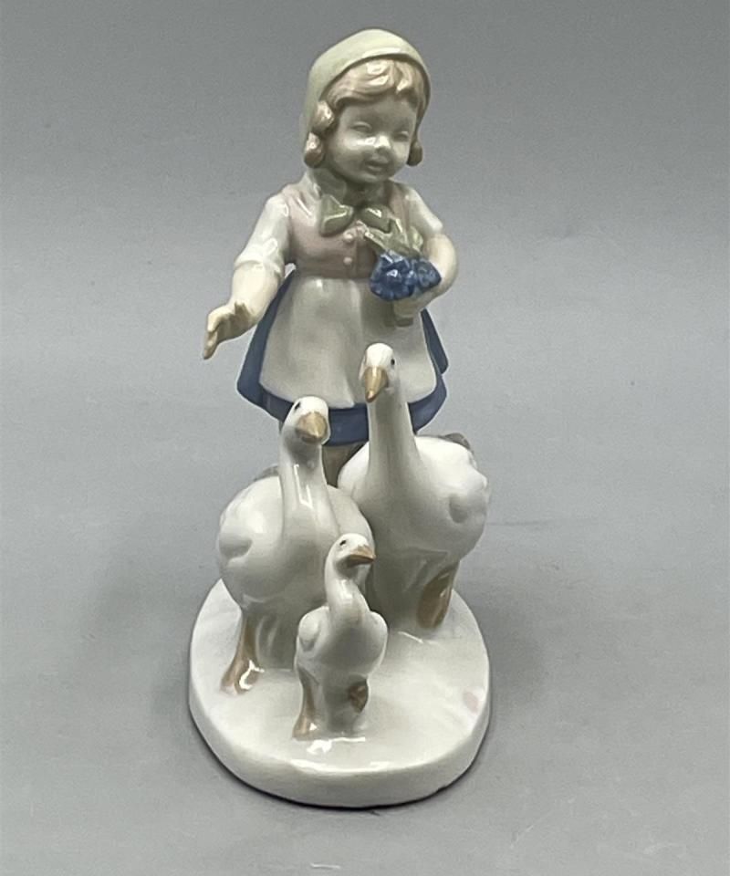 Vintage Tyttö ja Hanhet posliini figuuri, GDR