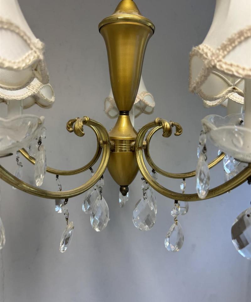 Kattokruunu kristallikoristeilla