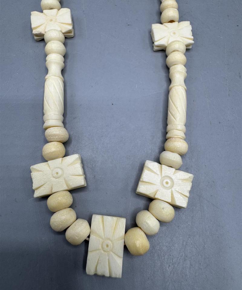 Luukaiverretut kaulakorut (2 kpl)