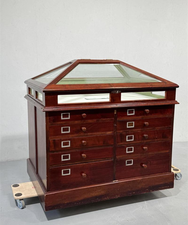 Vintage kaksipuolinen vitriini lipasto