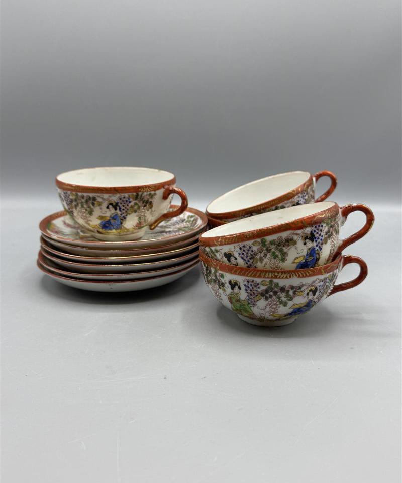 Japanilaiset teekupit ja lautaset