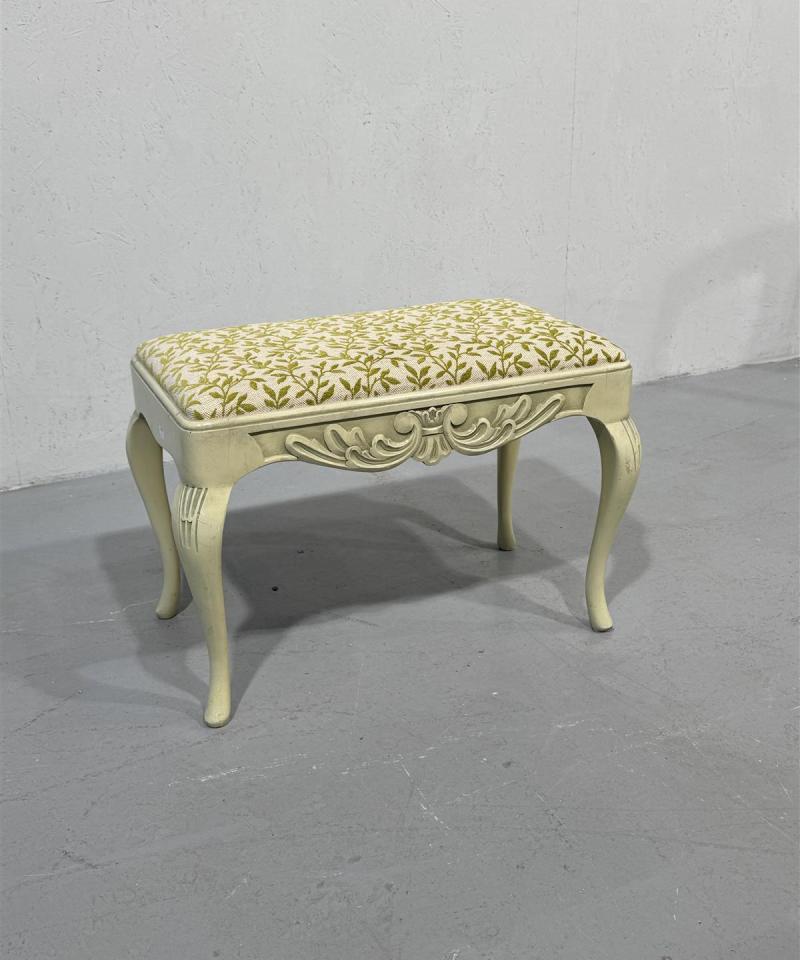 Jakkara koristeellisella kankaalla