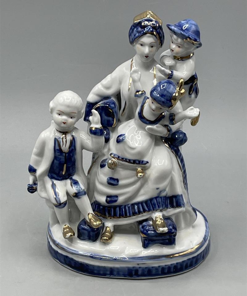 Rokokoo ”Äiti ja lapset” posliini figuuri