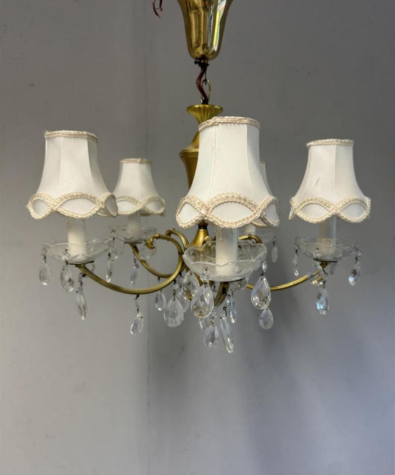 Kattokruunu kristallikoristeilla