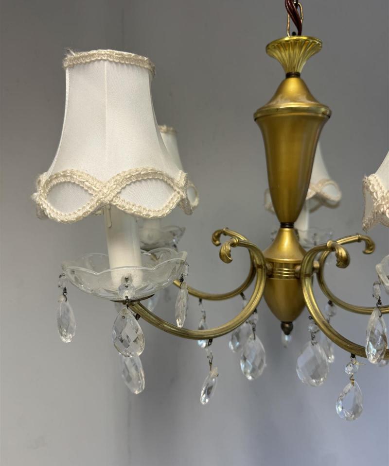 Kattokruunu kristallikoristeilla