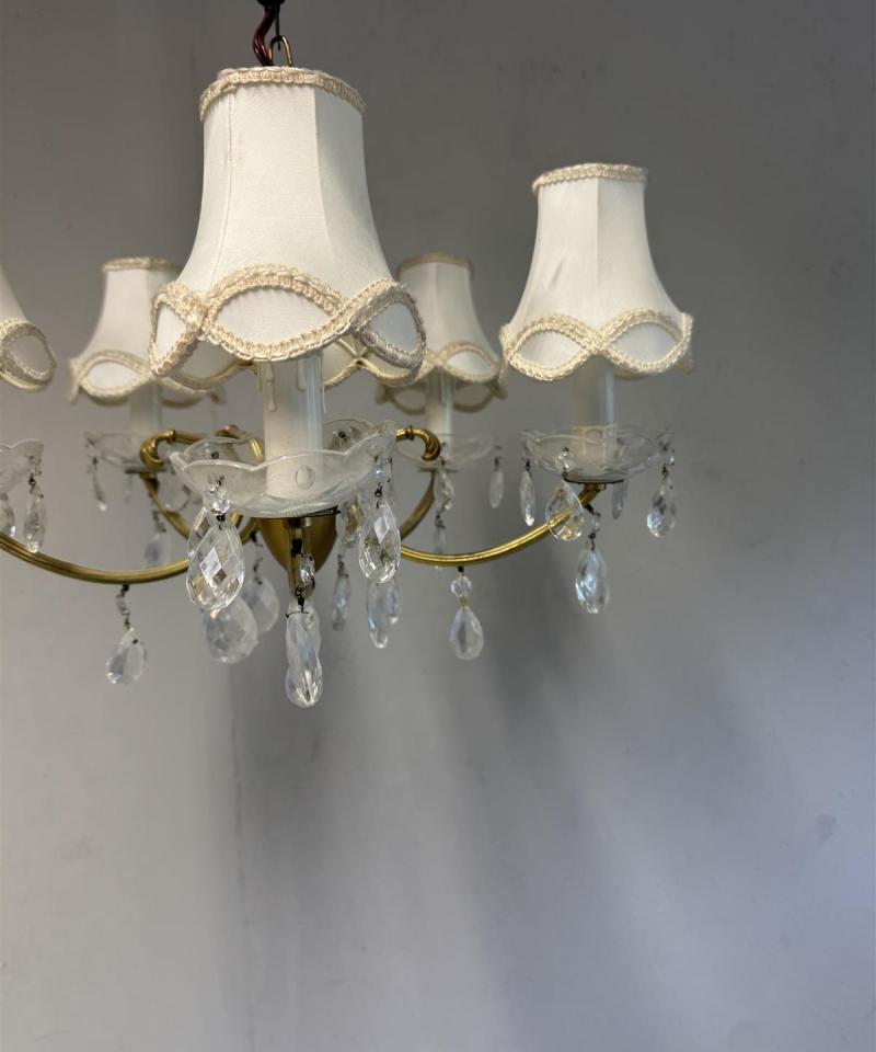 Kattokruunu kristallikoristeilla