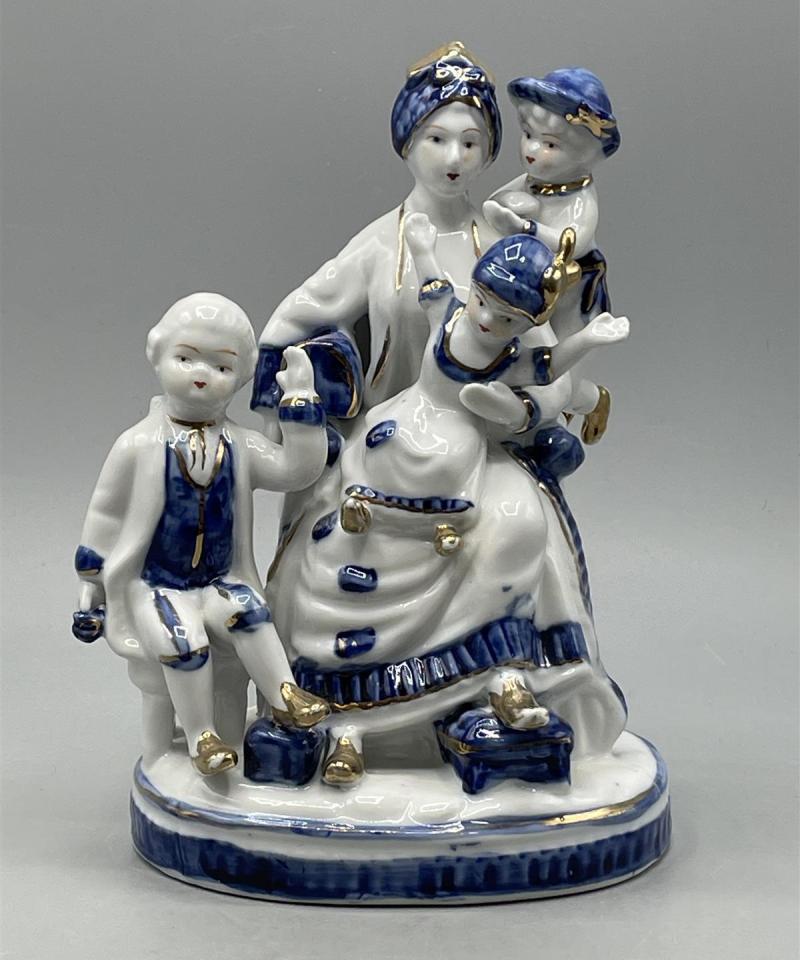 Rokokoo ”Äiti ja lapset” posliini figuuri