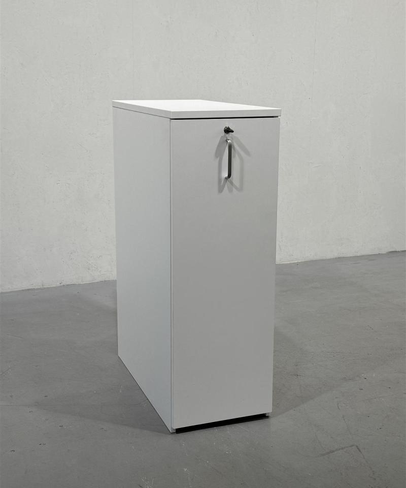 Siso sivukaappi oikealle, avaimella