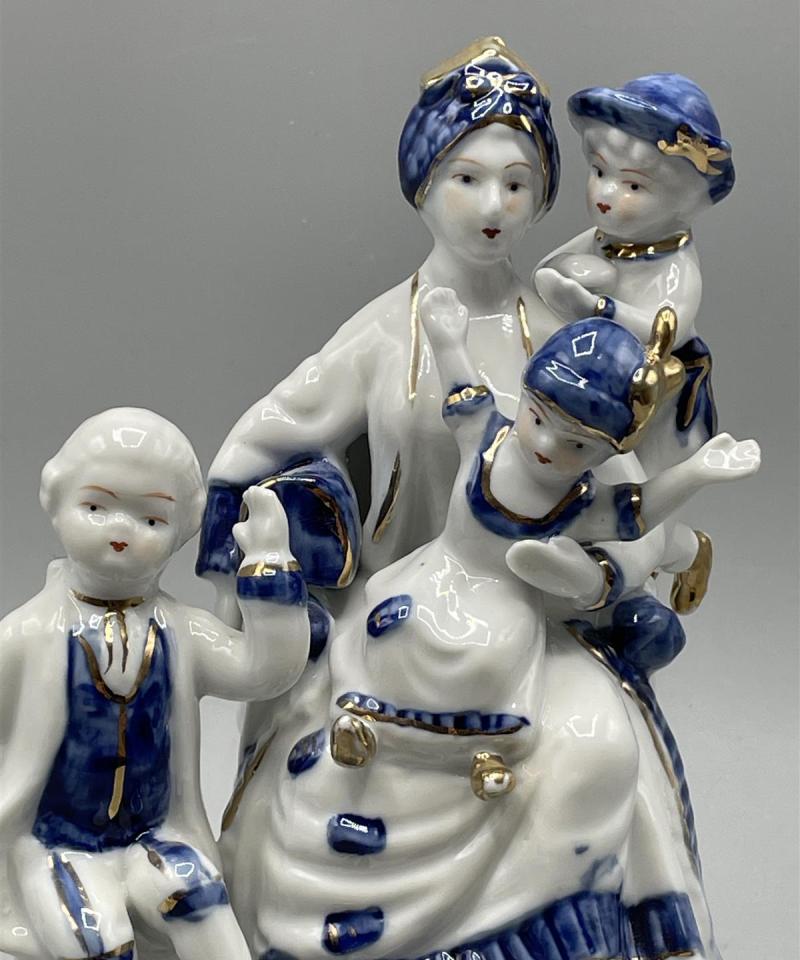 Rokokoo ”Äiti ja lapset” posliini figuuri