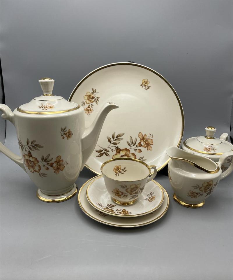 Arabia Myrna kahviastiasto 42-osaa, Olga Osol