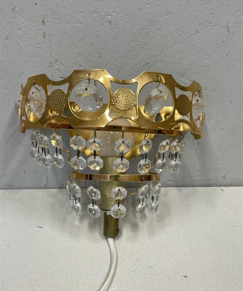 Kristallikoristeinen seinävalaisin