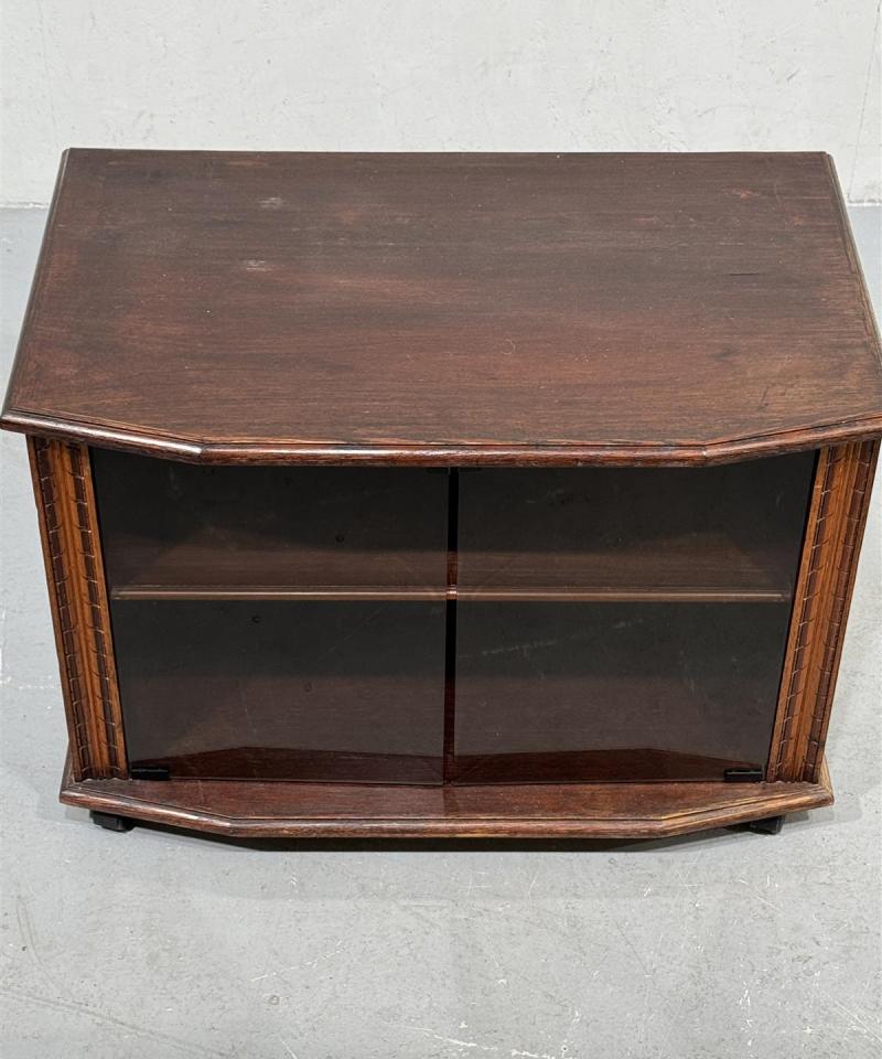 TV-taso pyörillä 83x52