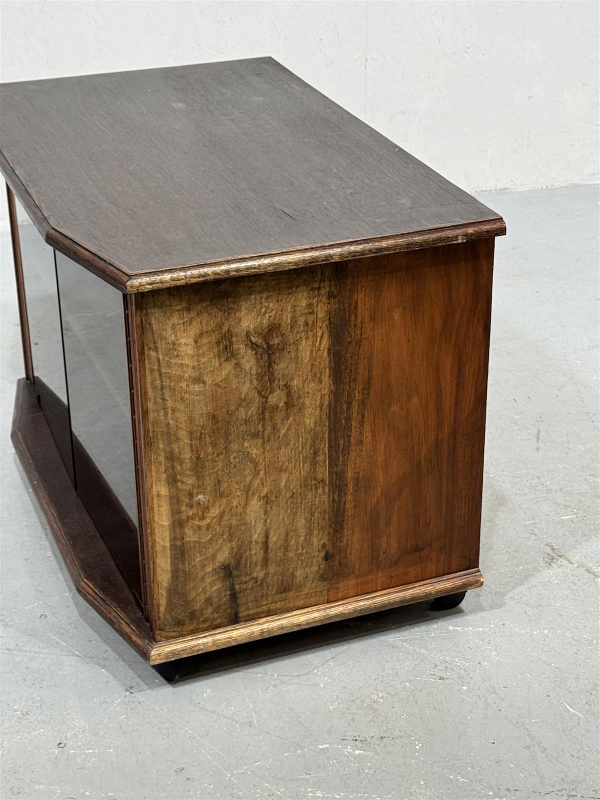 TV-taso pyörillä 83x52