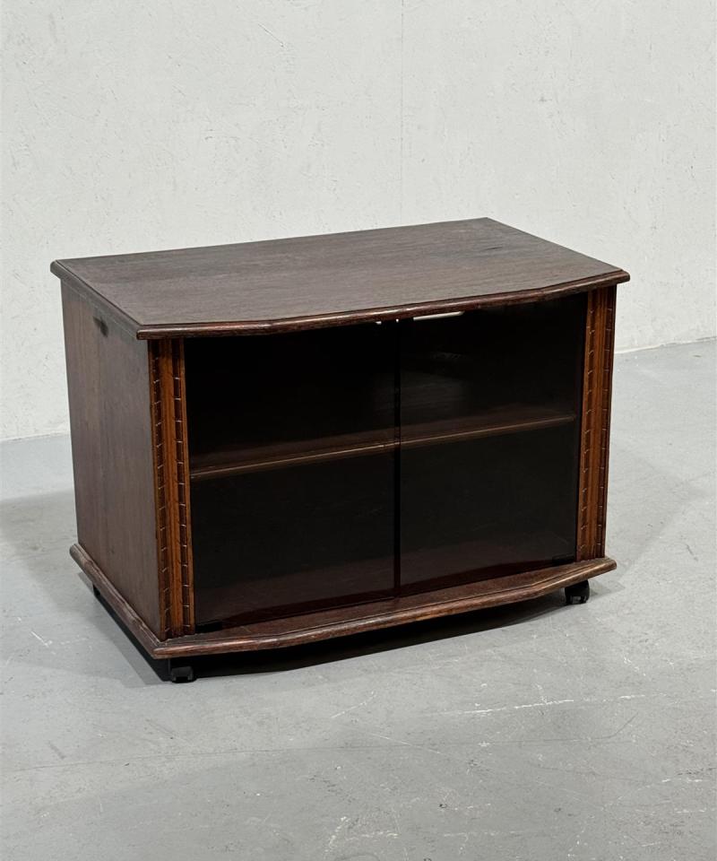 TV-taso pyörillä 83x52