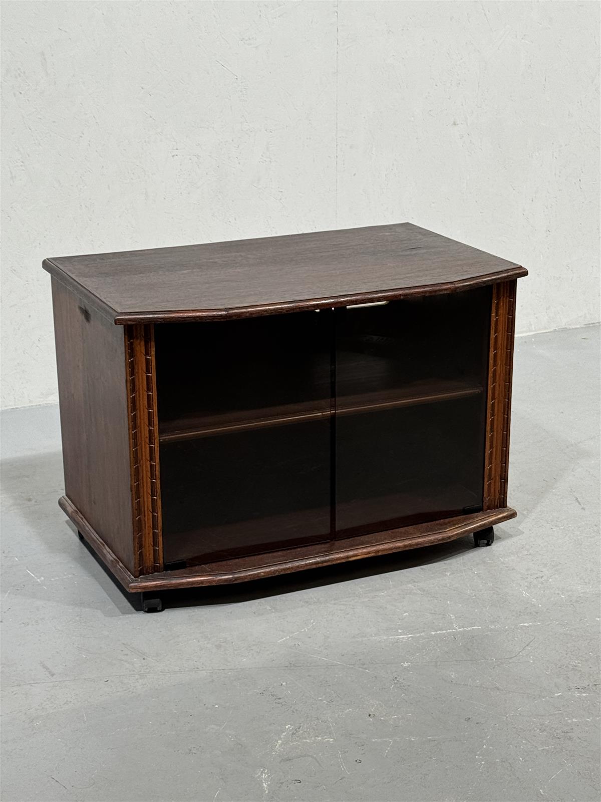 TV-taso pyörillä 83x52