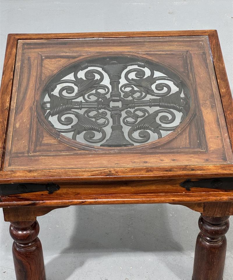 Aasialainen puupöytä kaiverruksilla lasikannella