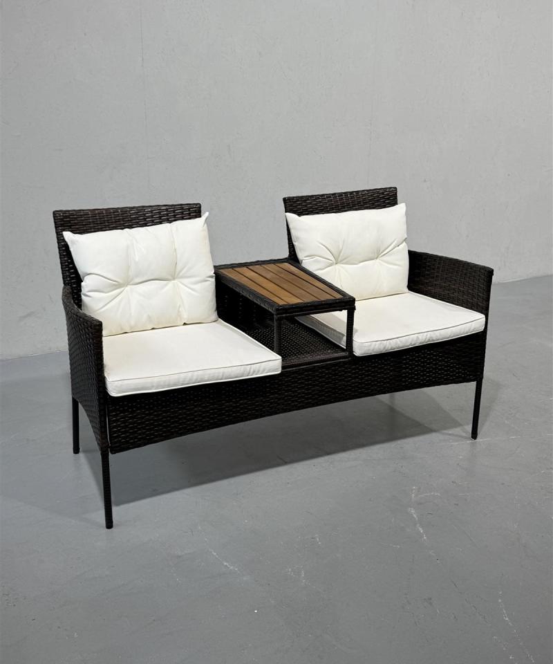 Polyrottinki kaksipaikkainen puutarhapenkki pöydällä