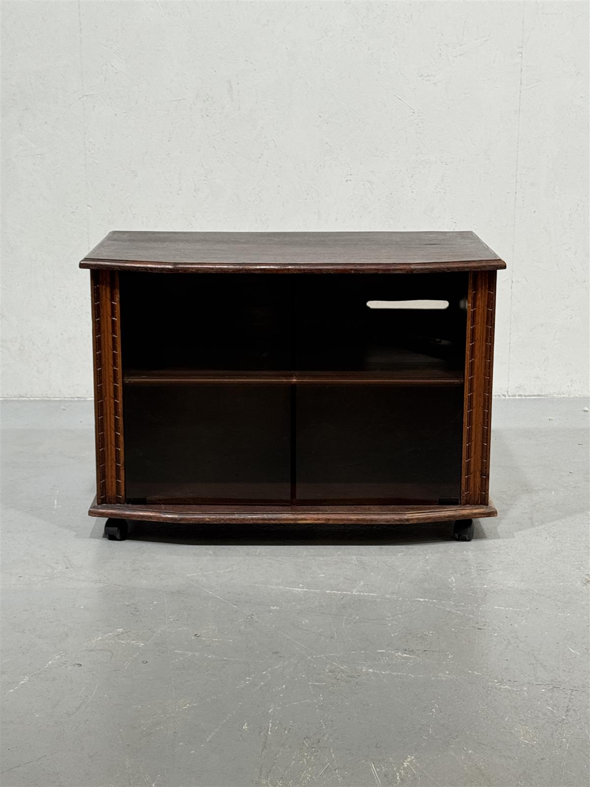 TV-taso pyörillä 83x52