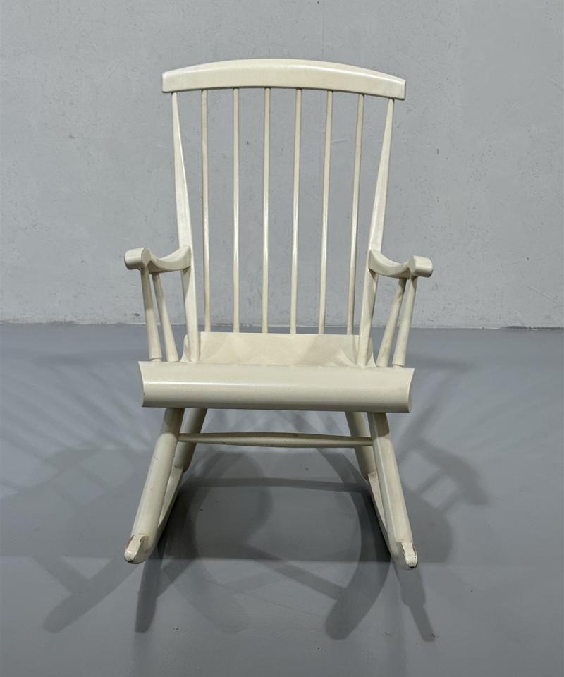 Urjalan keinutuoli, valkoinen