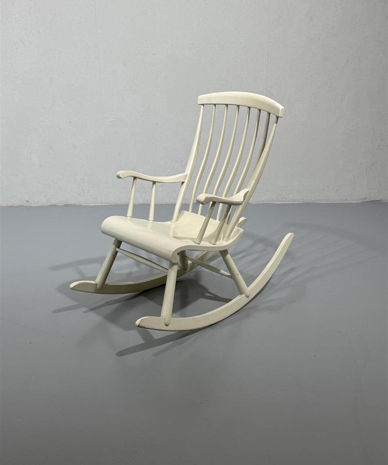 Urjalan keinutuoli, valkoinen