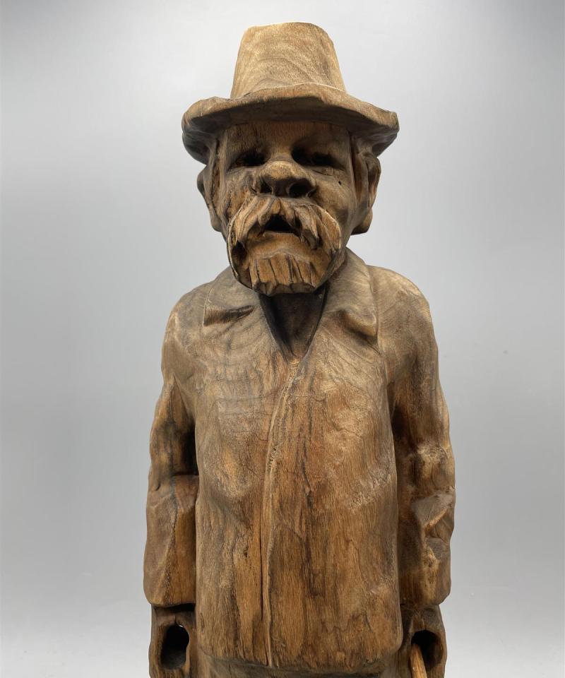 Georg Öhman Puinen ”Kirvesmies” veistos patsas