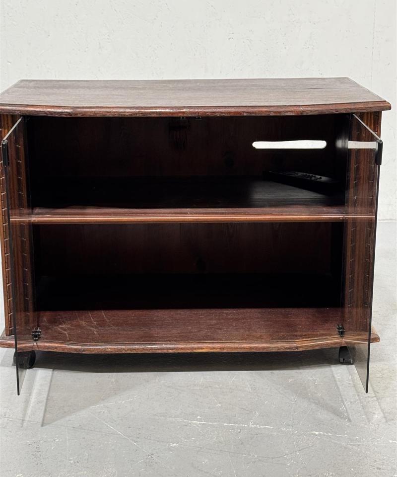 TV-taso pyörillä 83x52