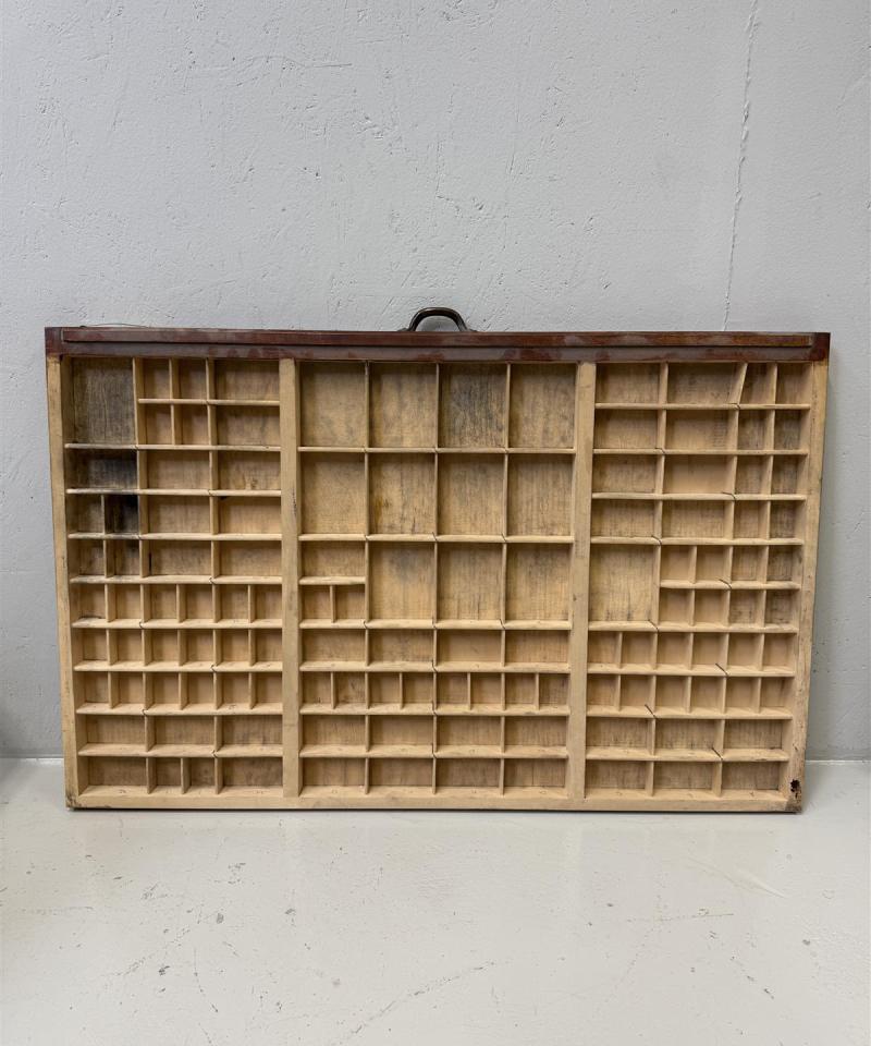 Kasti puulokerikko seinälle