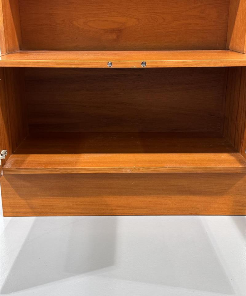 Vintage teak hyllykkö lasitaso ja alakaappi