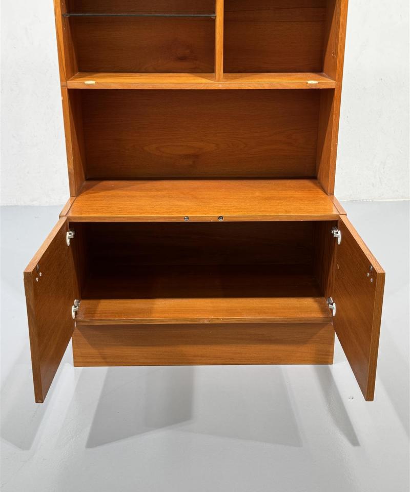 Vintage teak hyllykkö lasitaso ja alakaappi