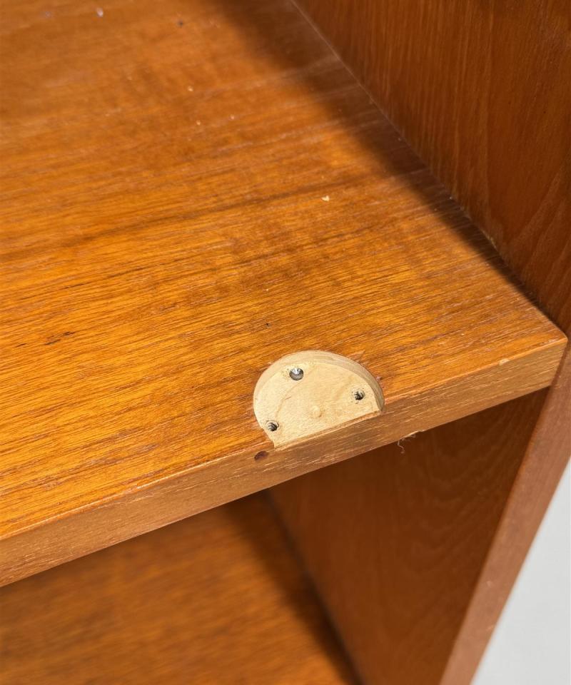 Vintage teak hyllykkö lasitaso ja alakaappi