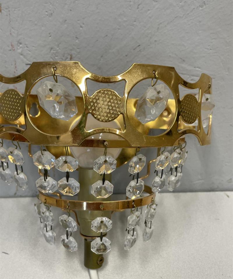 Kristallikoristeinen seinävalaisin