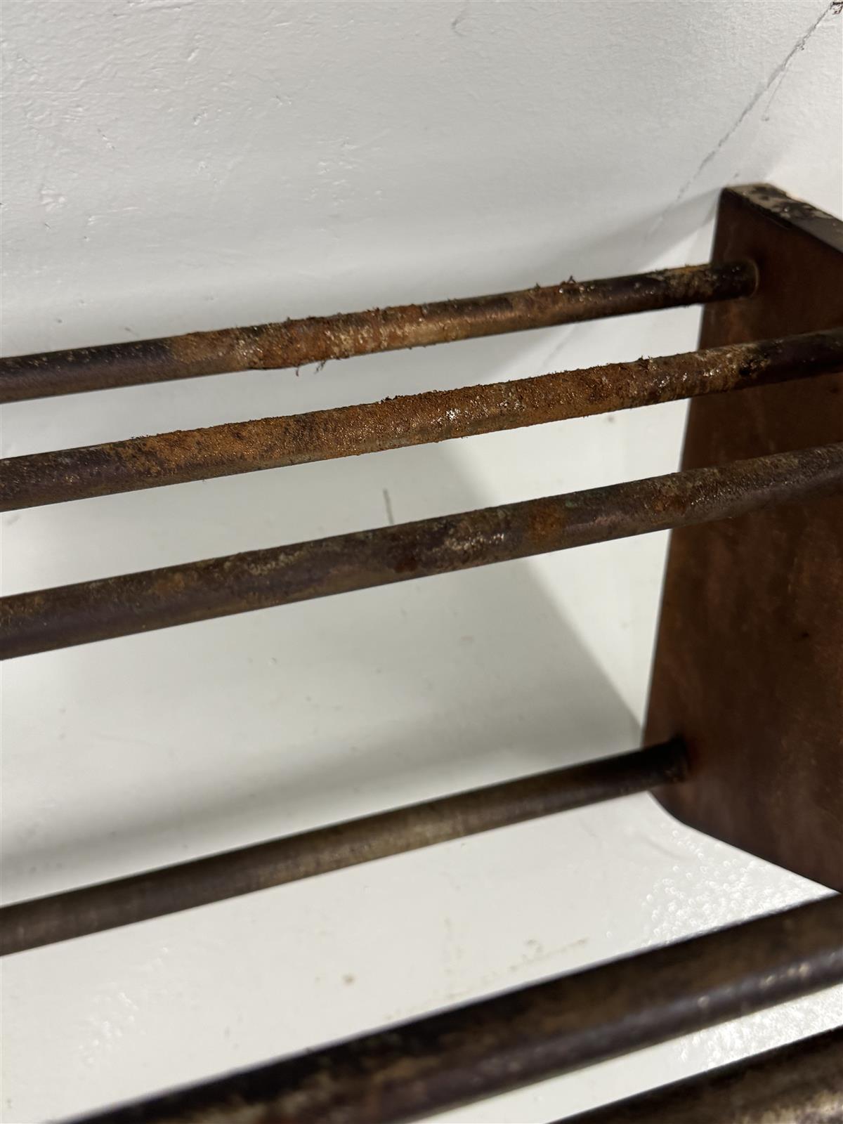 Vintage hattuhylly naulakko