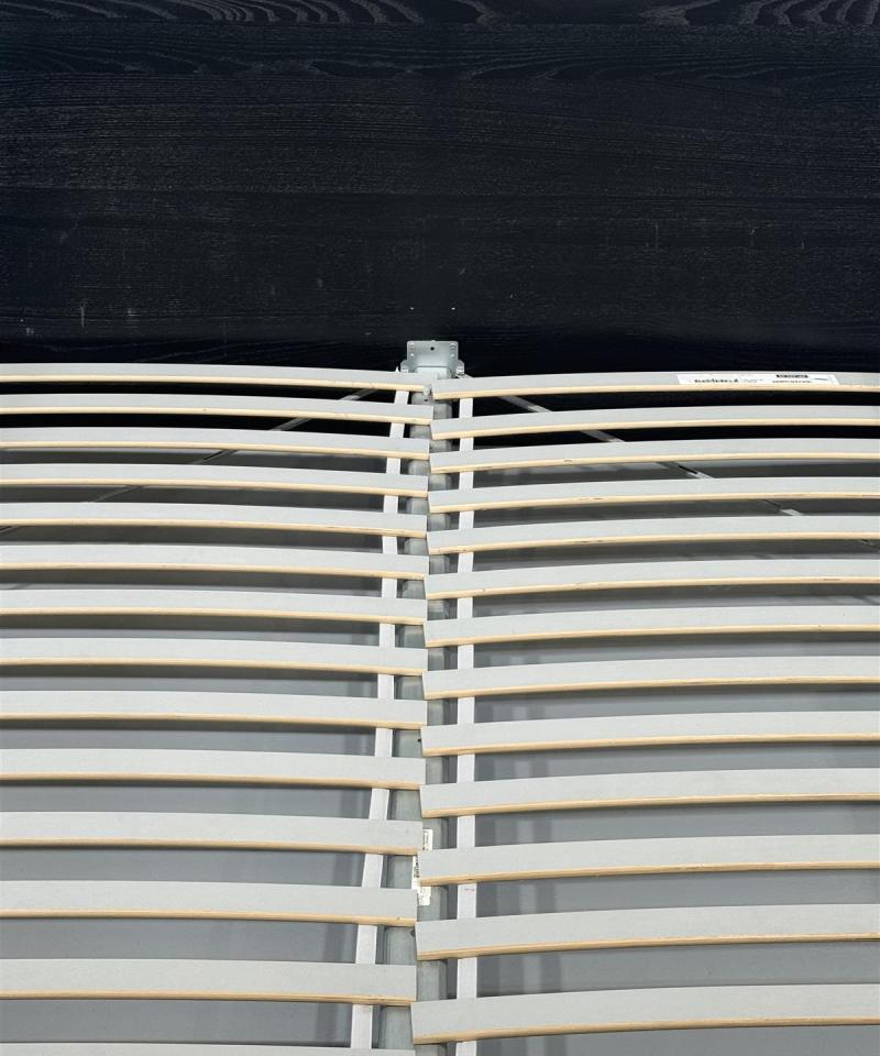 Ikea Malm sängynrunko, kasattuna