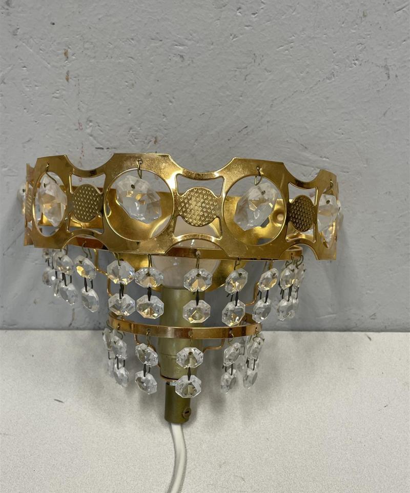 Kristallikoristeinen seinävalaisin