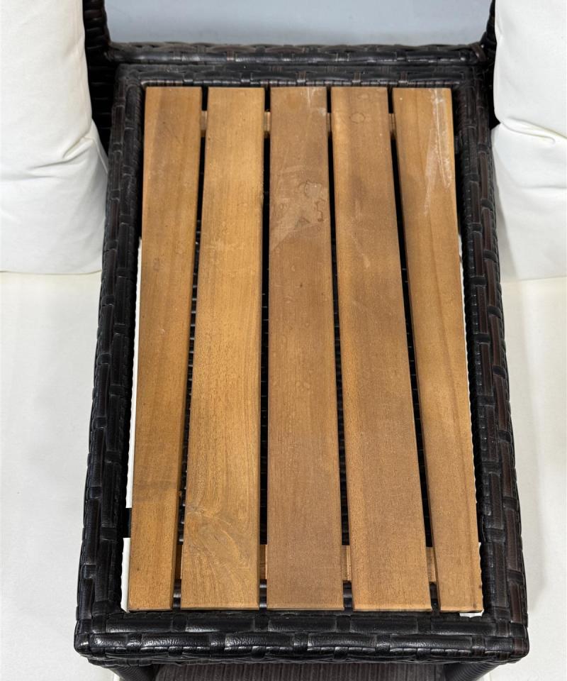 Polyrottinki kaksipaikkainen puutarhapenkki pöydällä