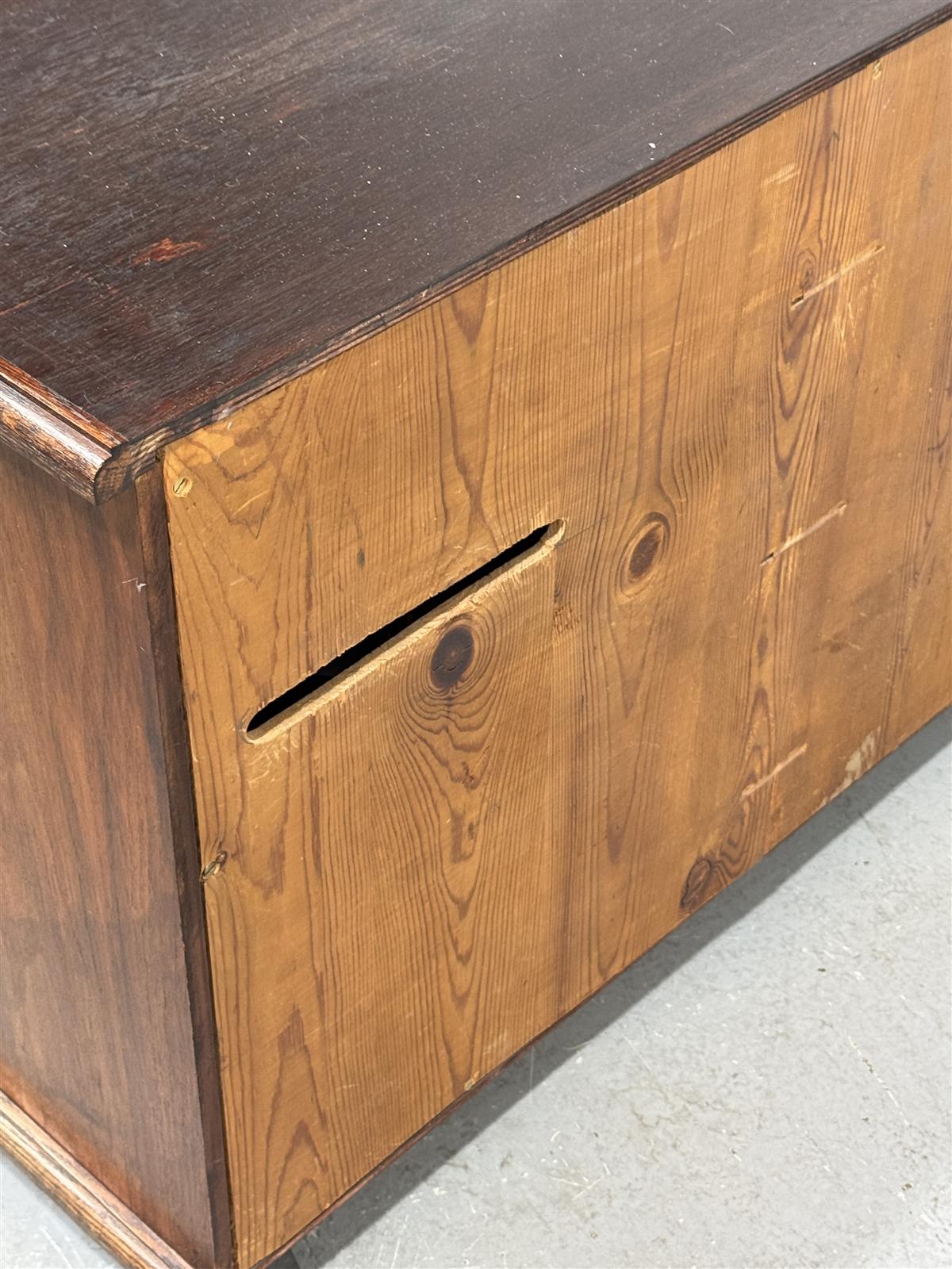 TV-taso pyörillä 83x52