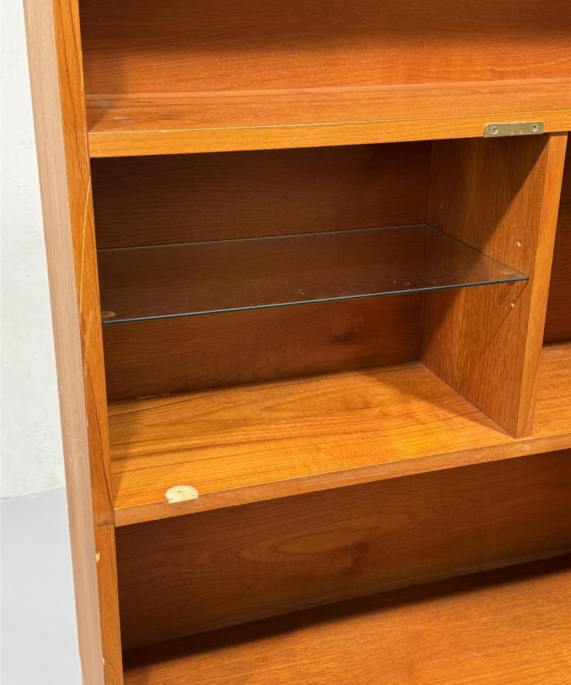 Vintage teak hyllykkö lasitaso ja alakaappi