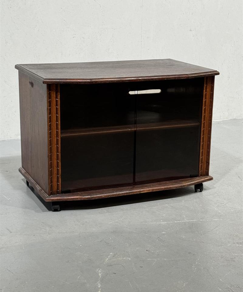 TV-taso pyörillä 83x52