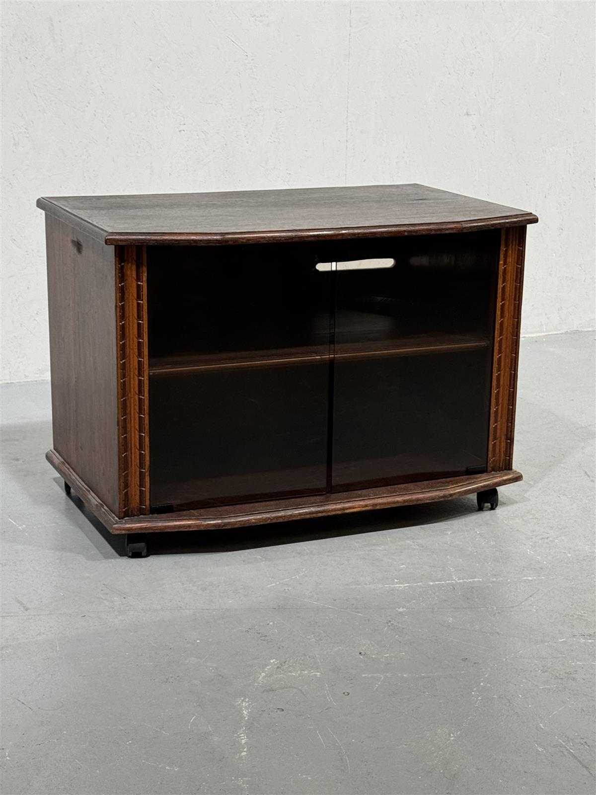 TV-taso pyörillä 83x52