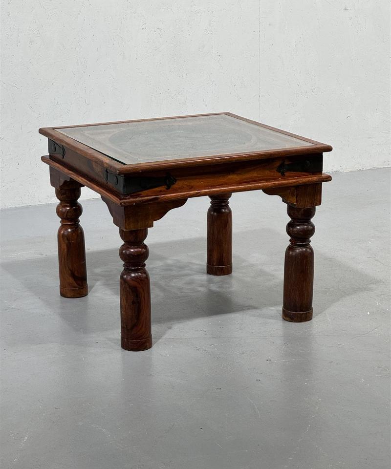 Aasialainen puupöytä kaiverruksilla lasikannella